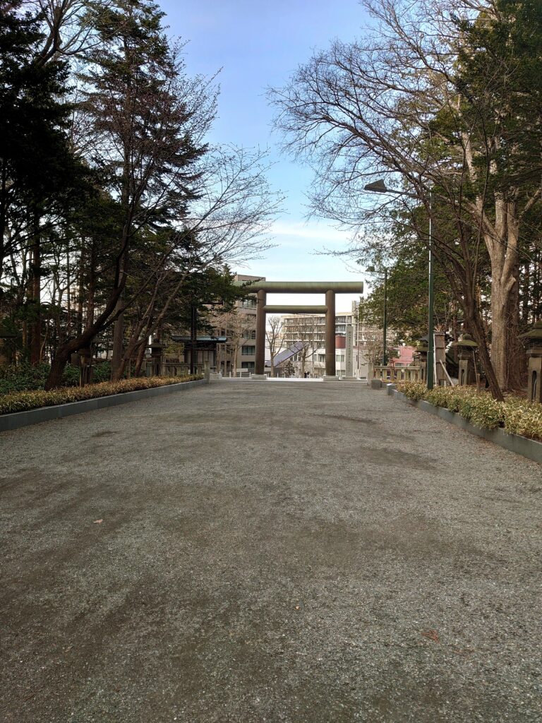 北海道神宮の鳥居と参道