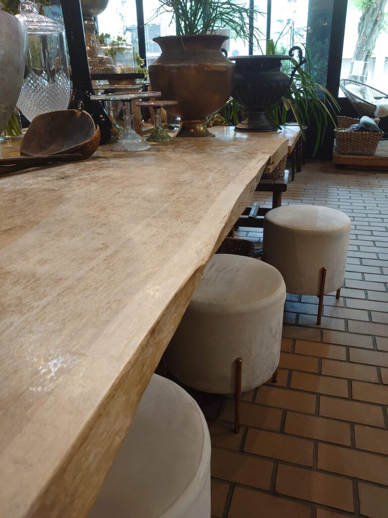 サッポロフラワー＆カフェの大きなテーブル席